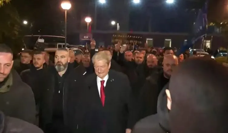 PD zbret para Kryeministrisë, nis protesta e opozitës për të rrëzuar qeverinë