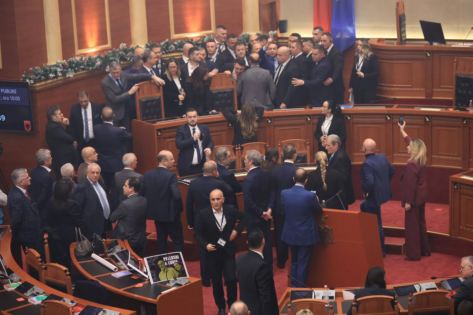 Tensionet në Kuvend, PS kërkon përjashtimin e 30 deputetëve të PD