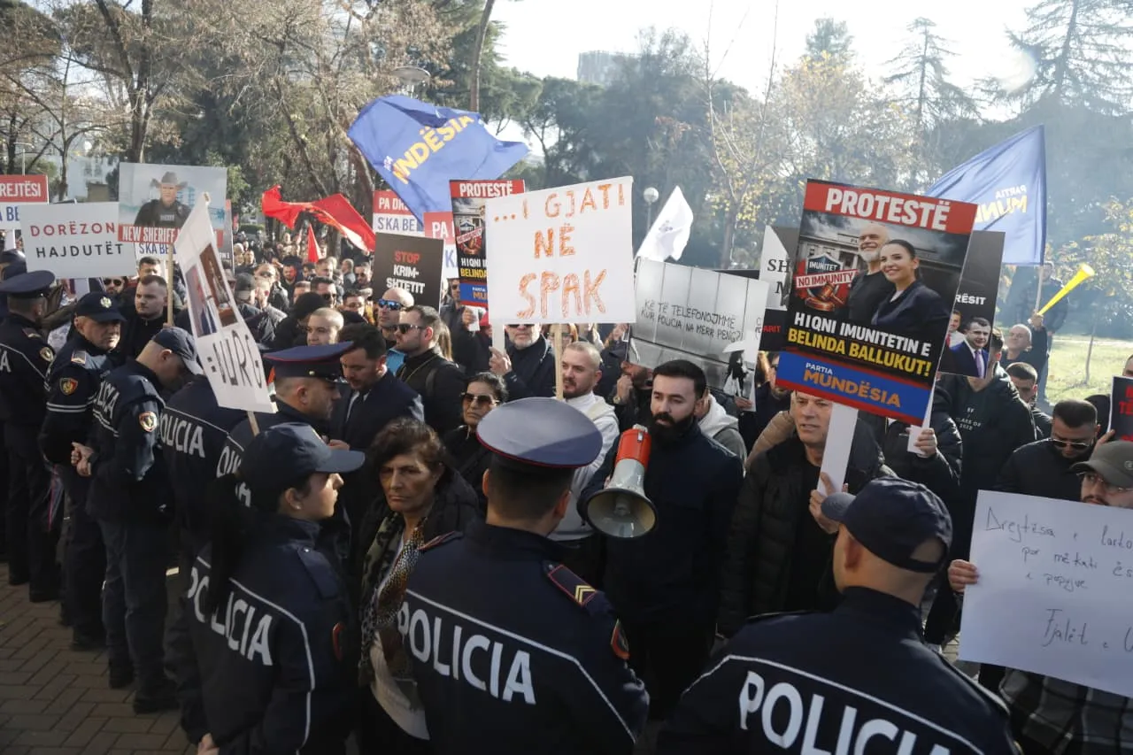 Partia Mundësia proteston kundër Ballukut: Burg, burg, duam drejtësi!
