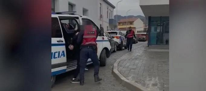 Arrestohet pronari i një servisi në Astir, mashtronte klientët dhe tentoi të shiste automjetet e tyre