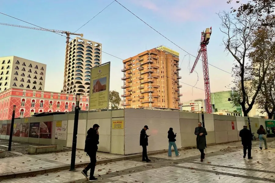 Mbajnë pak para me vete dhe nuk dalin natën. Shqiptarët, populli më “paranojak” në Ballkan