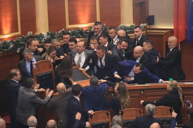 CNN: Kaos në Kuvendin e Shqipërisë, kërkohet arrestimi i Belinda Ballukut