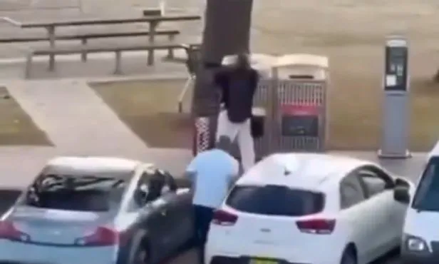 Heroi i Bondi Beach, qytetari që u përlesh me një nga autorët e masakrës në Australi (Video)