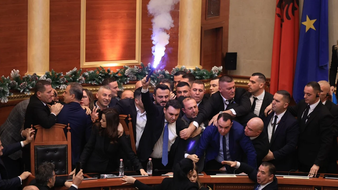 Saimir Korreshi reagon pas përleshjes në Parlament: Nuk dhunuam!