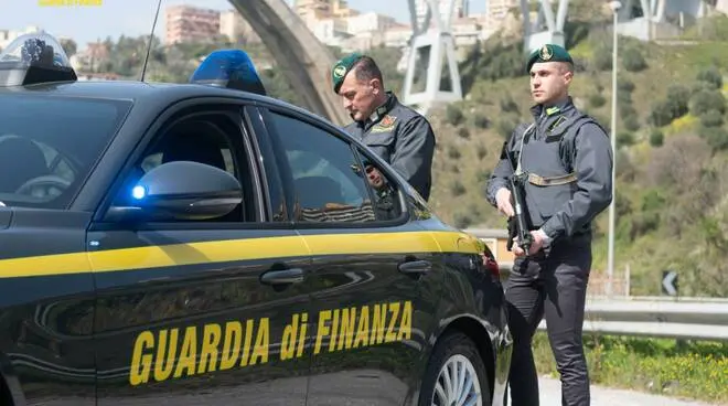 Pse u bllokuan pajisjet e Guardia di Finanza në Durrës? Dyshimet e forta për një operacion të dekonspiruar