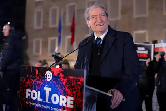 Opozita mblidhet para Kryeministrisë/ Berisha: Shpallim betejën përfundimtare për fitore