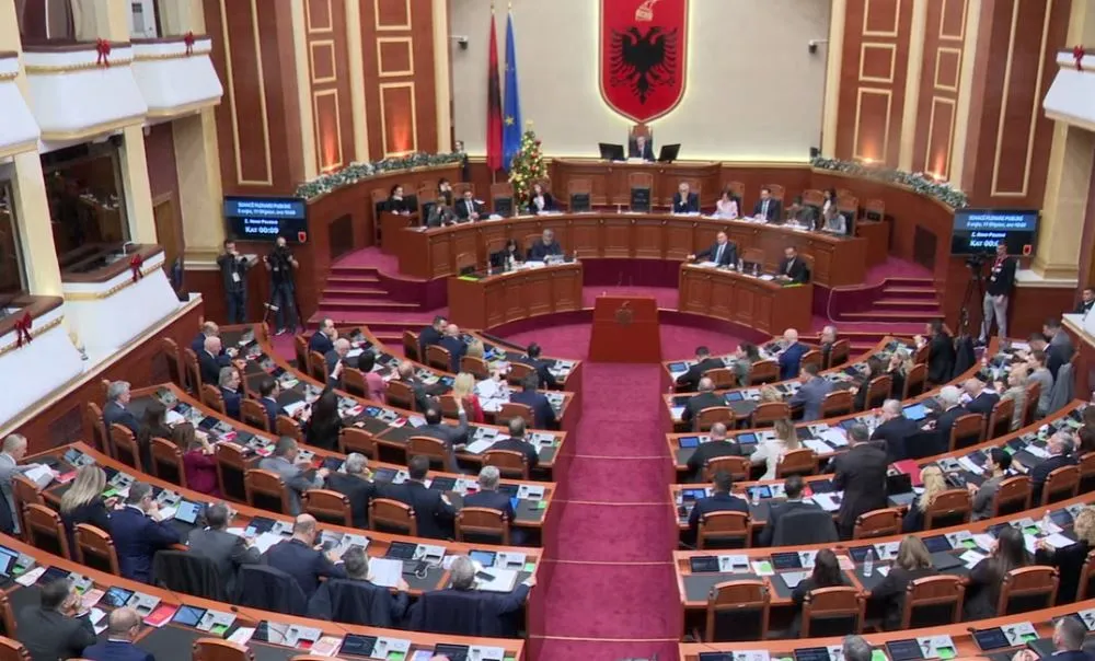 “Ju flisni për lepuj, unë për zagarët”- Shpërthen debati mes Ballës e Nokës: “O injorant”, “Nxirreni jashtë”