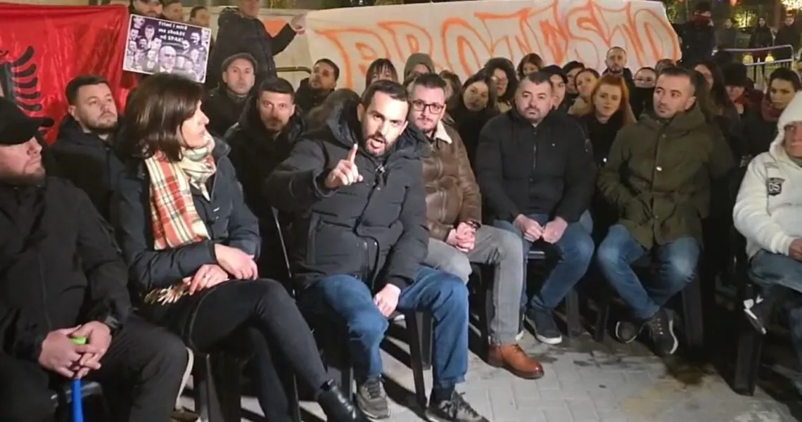 Lapaj rikthehet para Kryeministrisë: Qeveria po tenton të krijojë përçarje mes opozitës
