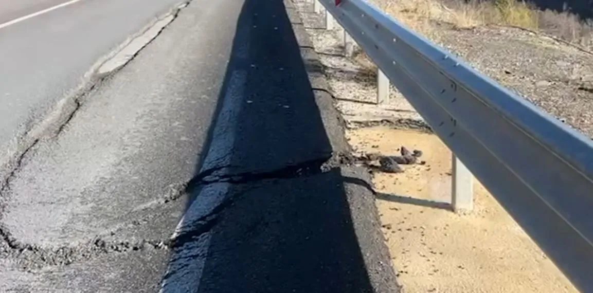 Dëmtohet Rruga e Arbrit, çarje dhe shtypje në shtresën asfaltike