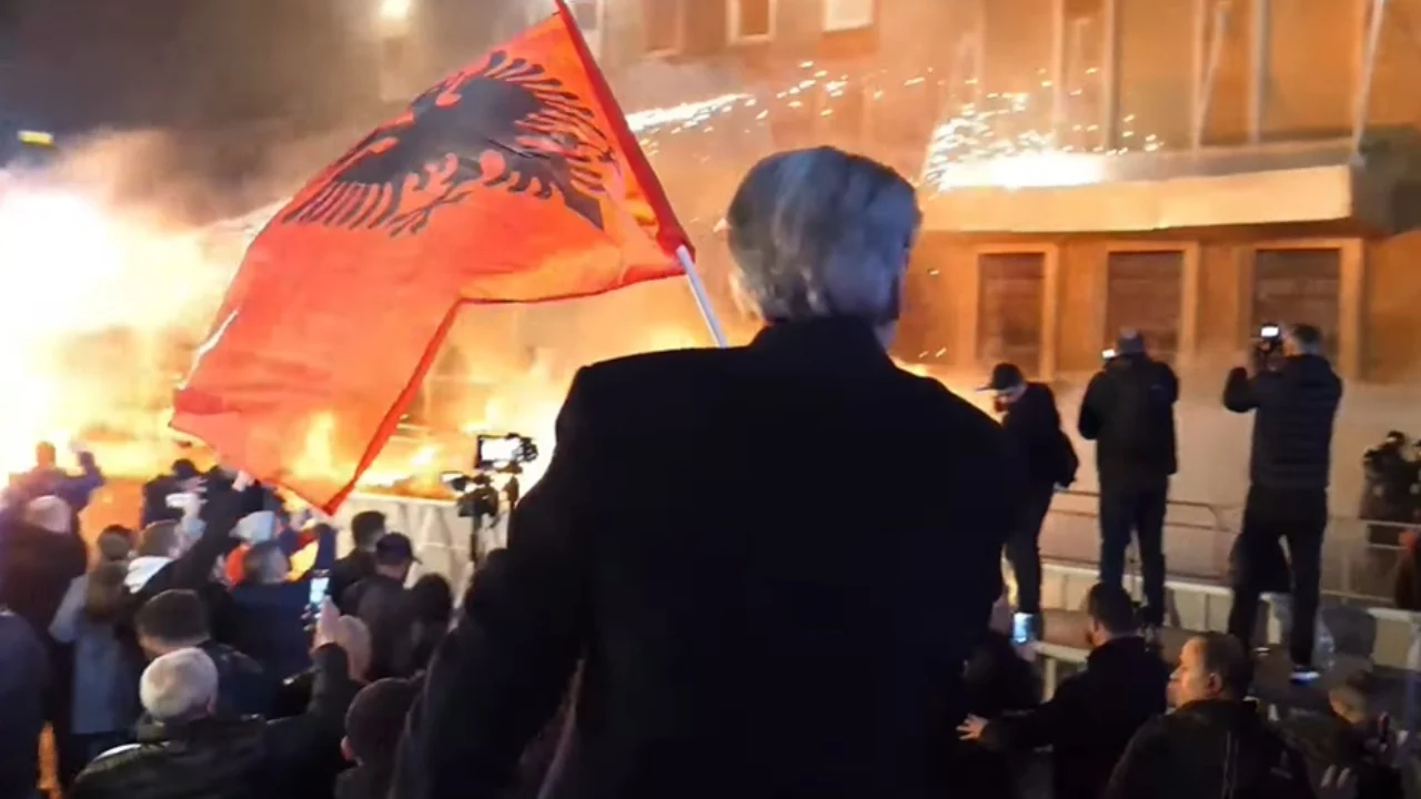 Tensione në protestën e PD-së: Molotovë drejt Kryeministrisë, policia përdor gaz lotsjellës