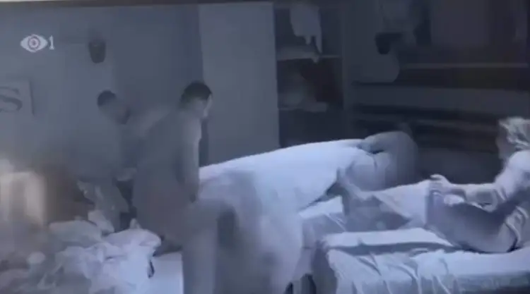 Video/ Mateo nxjerr me forcë Rogertin nga shtrati, reagojnë familjarët e banorit