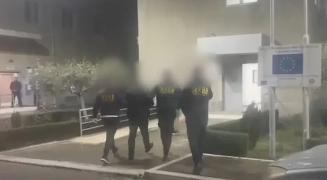 Fusnin drogë në burgun e Elbasanit, arrestohet një polic, një i paraburgosur dhe një grua