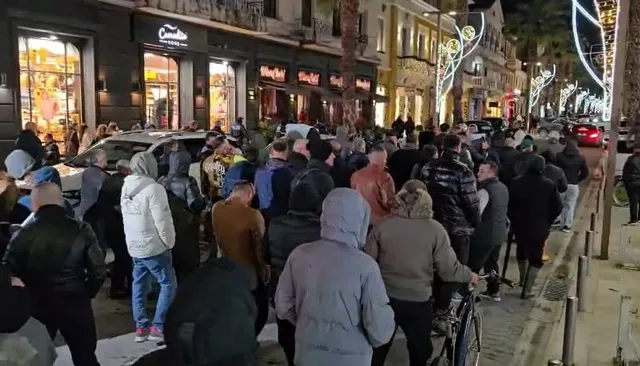 Banorët e Durrësit ngrihen në protestë pas përmbytjeve, tentojnë të hyjnë në bashki. Përplasje me policinë