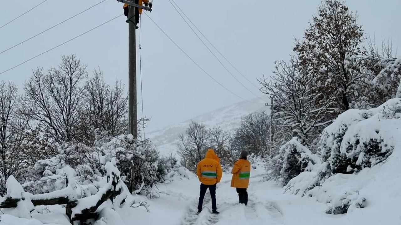 Reshje të dendura dëbore në qarkun e Elbasanit, vështirësi në qarkullim. Banorët pa energji elektrike