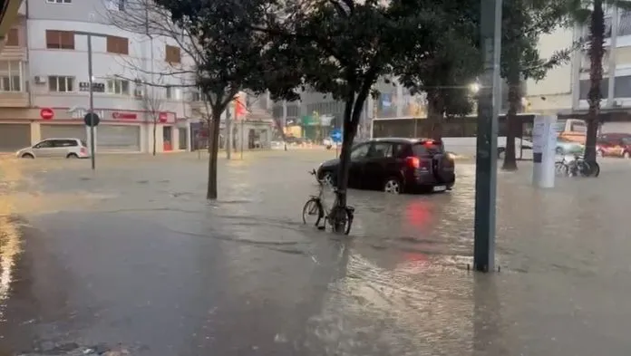 Shqipëria përmbytet nga reshjet/ Paralizohet qarkullimi, qytetet në kaos