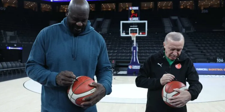 Fotot që po bëjnë xhiron e rrjetit, Erdogan duke luajtur basketboll me Shaquille O’neal