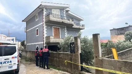 E rëndë në Vlorë! Bashkëshorti dhunon për vdekje gruan dhe vet*vritet me armë zjarri! Pamjet nga banesa ku ndodhi krimi