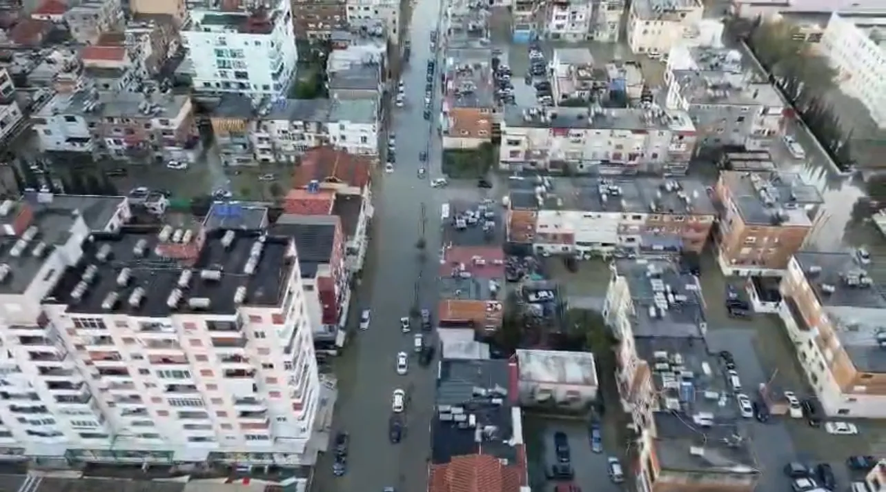 Durrësi nën ujë/ Evakuohen 180 banorë, qindra banesa të prekura