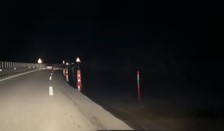 Vjosa përmbyt dhe autostradën Vlorë-Levan, vështirësohet qarkullimi i automjeteve