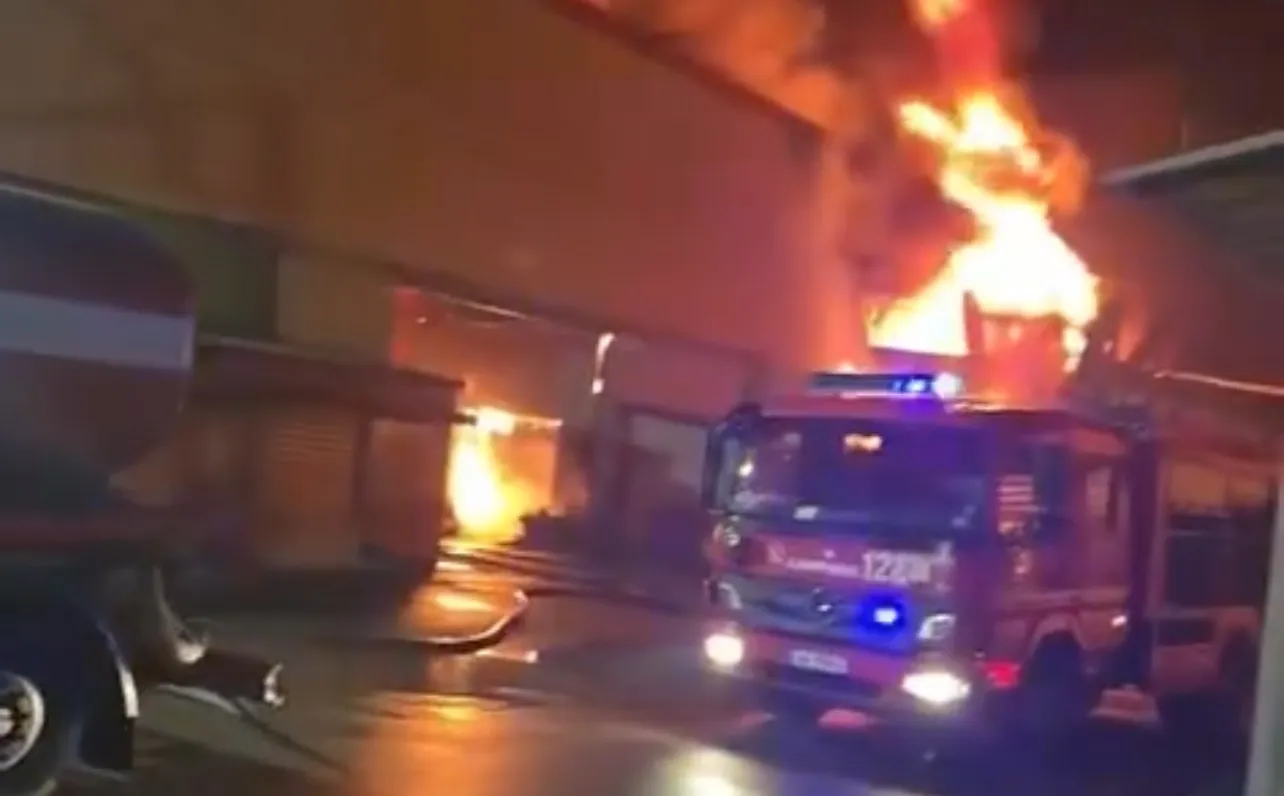 (VIDEO) Merr flakë tregu i rrobave të përdorura në Tiranë, flakët e tymi “pushtojnë” qiellin