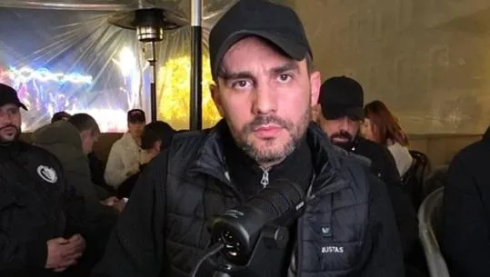 Adriatik Lapaj i shtrirë në tokë/ Dhuna barbare e policisë së Ilir Prodës ndaj protestuesve para Kryeministrisë