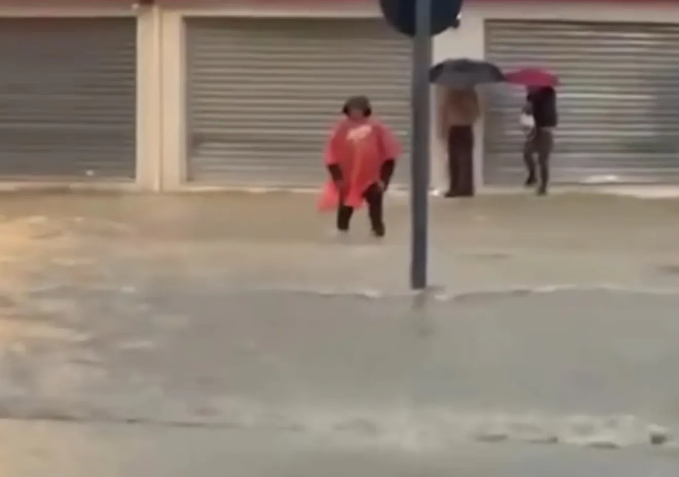 Reshjet e shiut/ Përmbytet Lezha dhe Durrësi, uji vërshon në banesa dhe biznese
