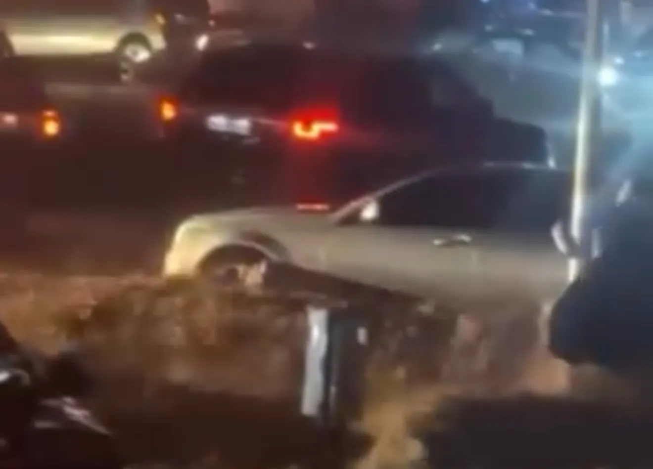 Pamje të frikshme nga Gjirokastra, shiu i rrëmbyeshëm rrezikon qytetarët (VIDEO)