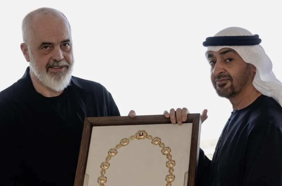 Rama në Emirate, 100 mijë euro udhëtim, një varëse floriri për vete dhe faturën për shqiptarët