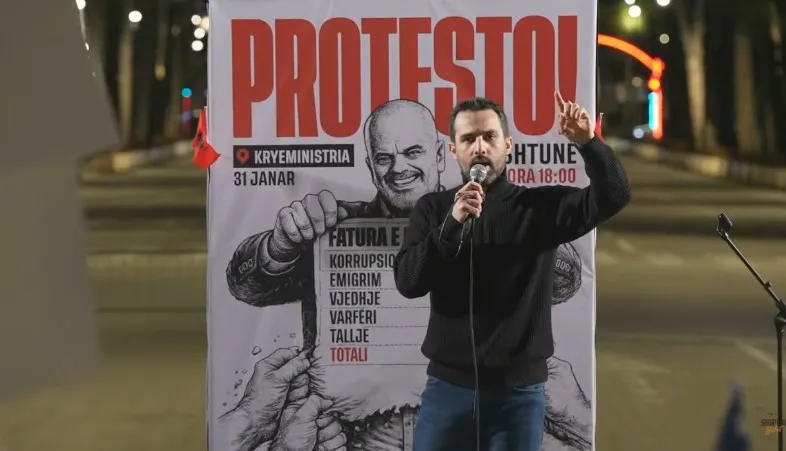 Adriatik Lapaj proteston poshtë Kryeminitrisë, kërkon largimin e Ramës