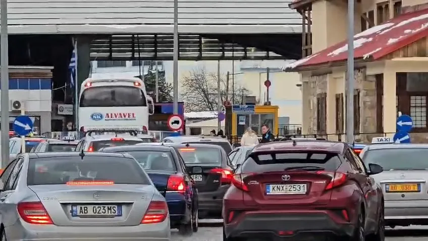 Radhë kilometrike në kufi/ Autoritetet greke ndryshojnë sistemin e kontrollit, ja çfarë kërkohet