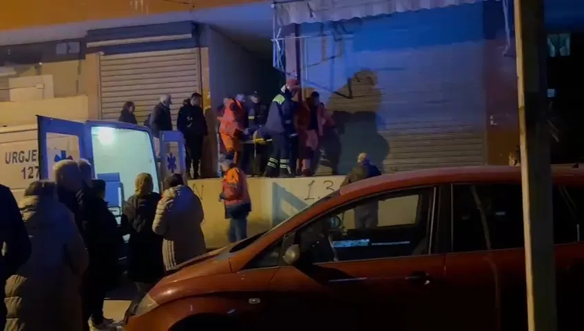 Ngjarje e frikshme në Fier, 55-vjeçari mbetet i varur jashtë pallatit