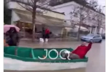VIDEO/ Makinat në Durrës nuk lëvizin dot nga përmbytjet. Njerëzit nxjerrin…varkat!