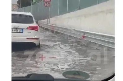 Reshjet bllokojnë edhe Unazën e Madhe/ Përmbytet dalja në rrethrrotullimin e Freskut (video)