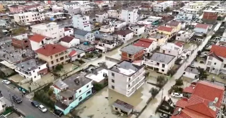 Shqipëria “e gjunjëzuar” nga reshjet, PD kërkon shpalljen e fatkeqësisë natyrore