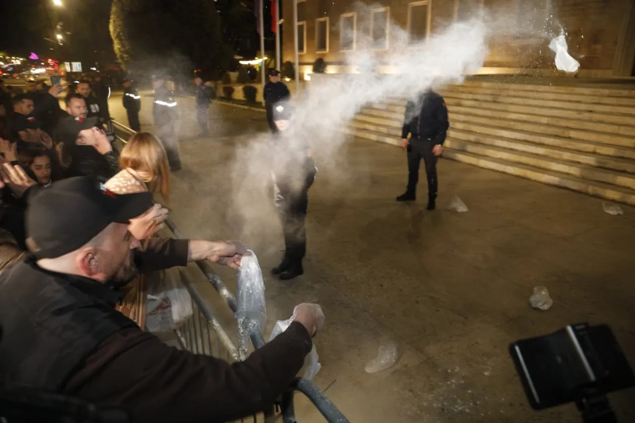 Protesta e “Shqipëria Bëhet” para Kryeministrisë, qytetarët hedhin miell drejt godinës! Tensione me policinë