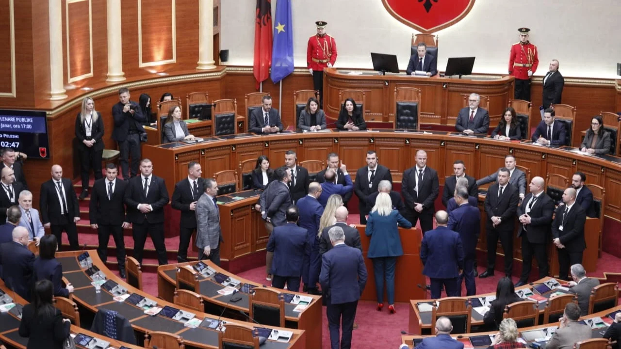 Parlamenti 2026 nis me tensione/ PD bllokon foltoren: Dorëzoni Ballukun! Seanca mbyllet pas 30 min