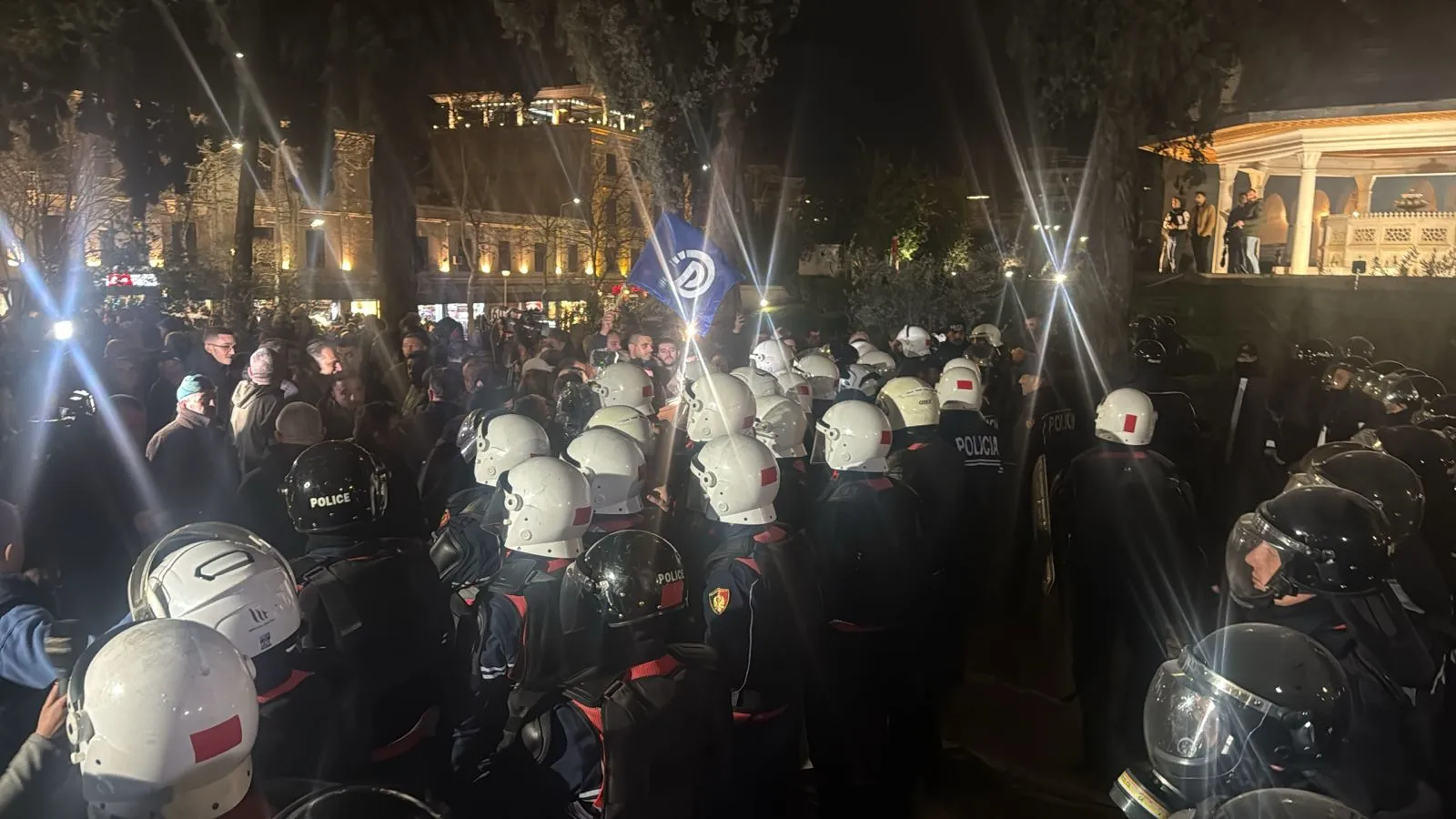 Protestuesit tentojnë të futen brenda Parlamentit, përplasje me policinë