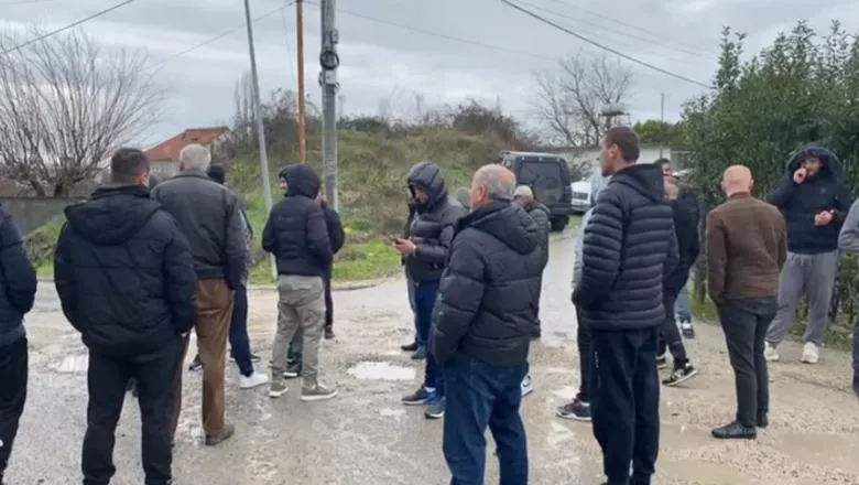 “Rrezikohet jeta e fëmijëve”- Banorë të fshatrave të Fushë-Krujës ngrihen në protestë për rrugën e amortizuar