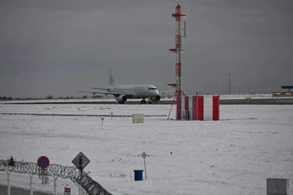 Moti i acartë paralizon aeroportet e Vjenës dhe Pragës: Fluturime të anuluara dhe vonesa masive