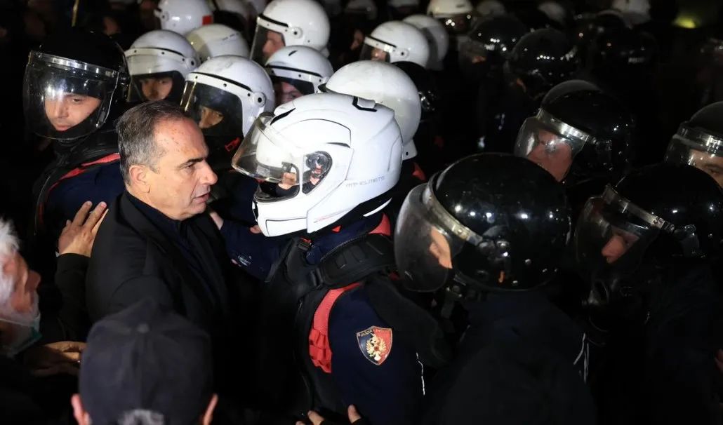 Boçi tenton të qëllojë policët/ Noka thirrje: Mos i prekni protestuesit!