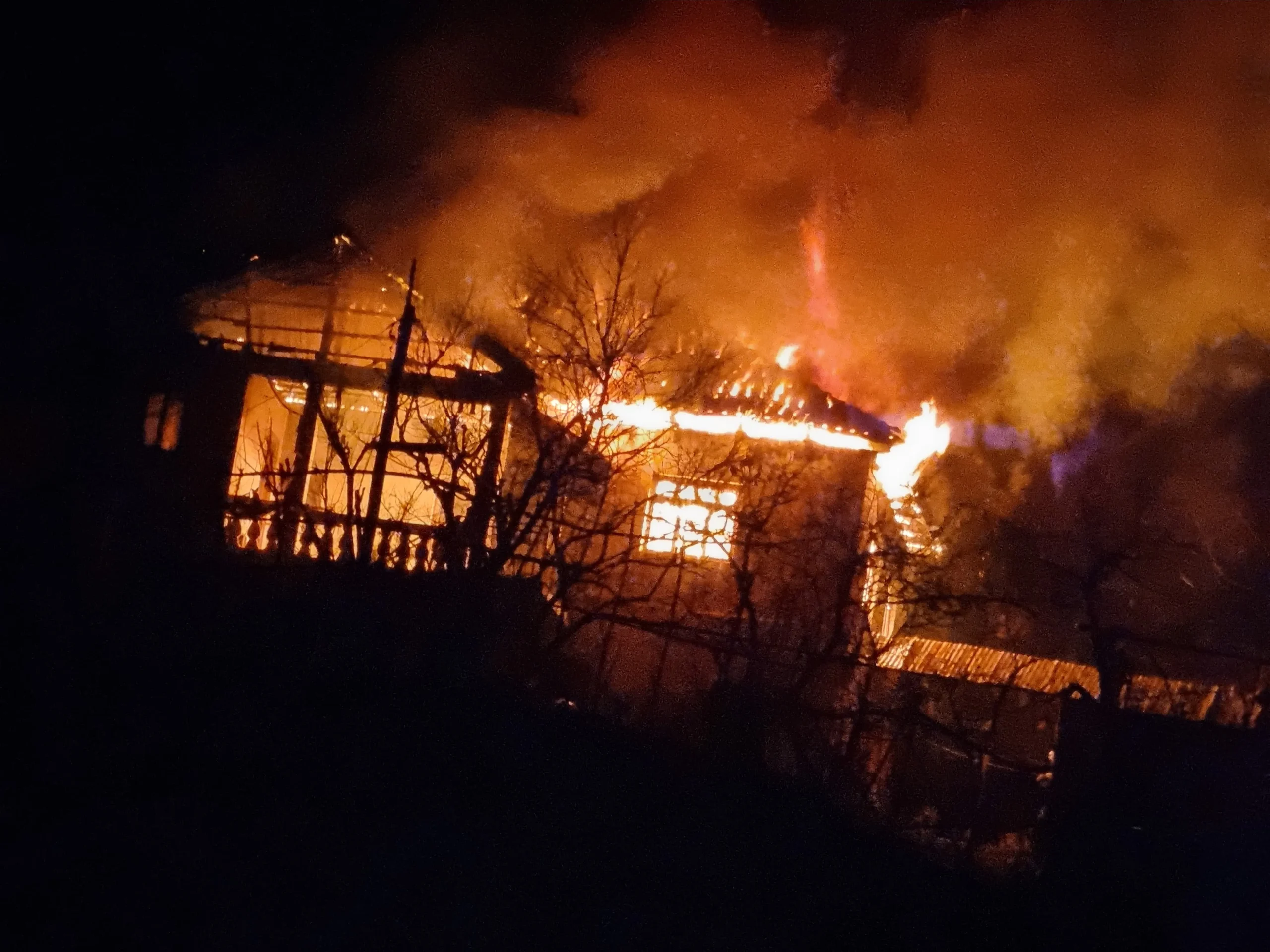 “Jetonim 10 vetë këtu”/ Shkrumbohet nga zjarri banesa në Klos
