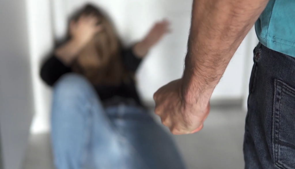 Dramë në Këlcyrë/ “Do ndahem nga burri”, vëllai dhe xhaxhai dhunojnë 30-vjeçaren