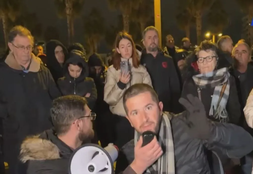 Banorët e Durrësit protestojnë sërish: Jemi të rrethuar nga uji, këtu nuk jetohet më