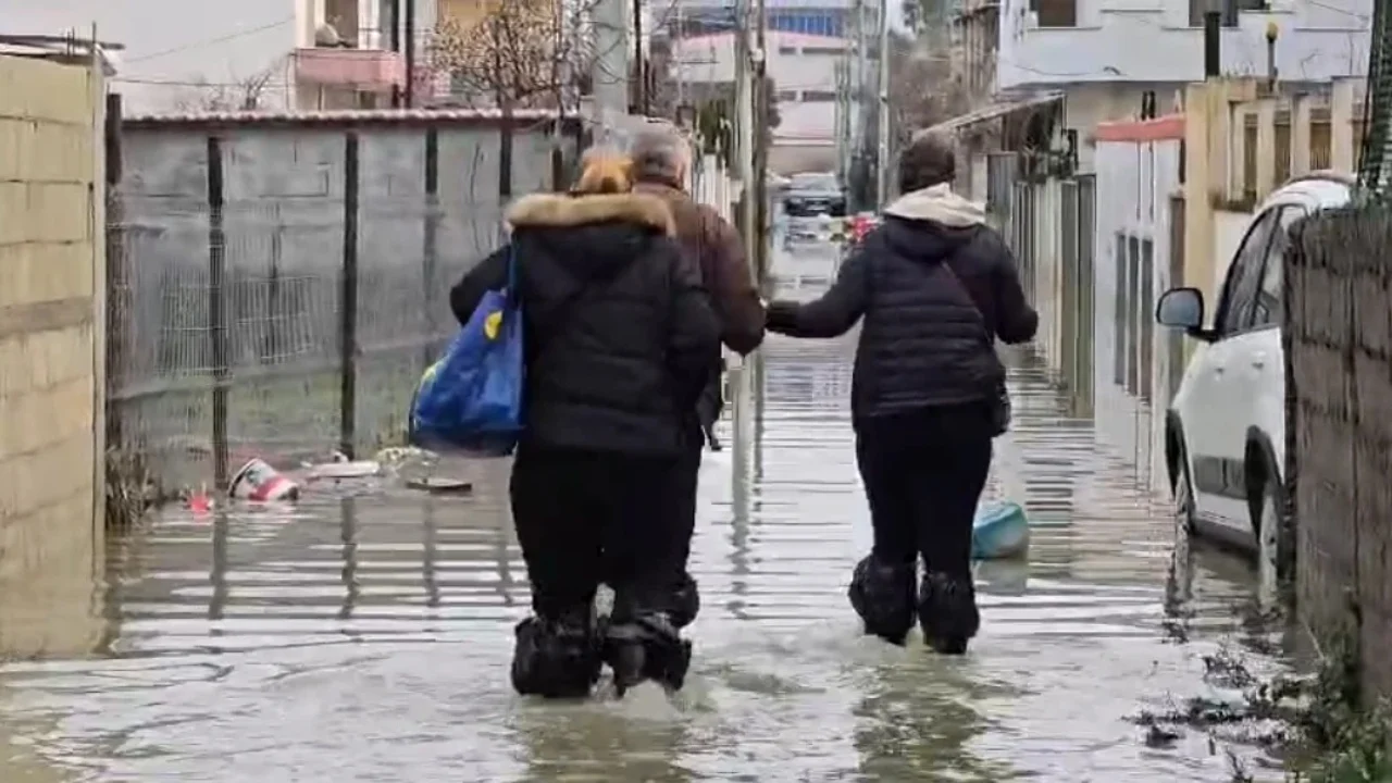 E rëndë në Durrës/ Shënohet viktima e parë nga përmbytjet