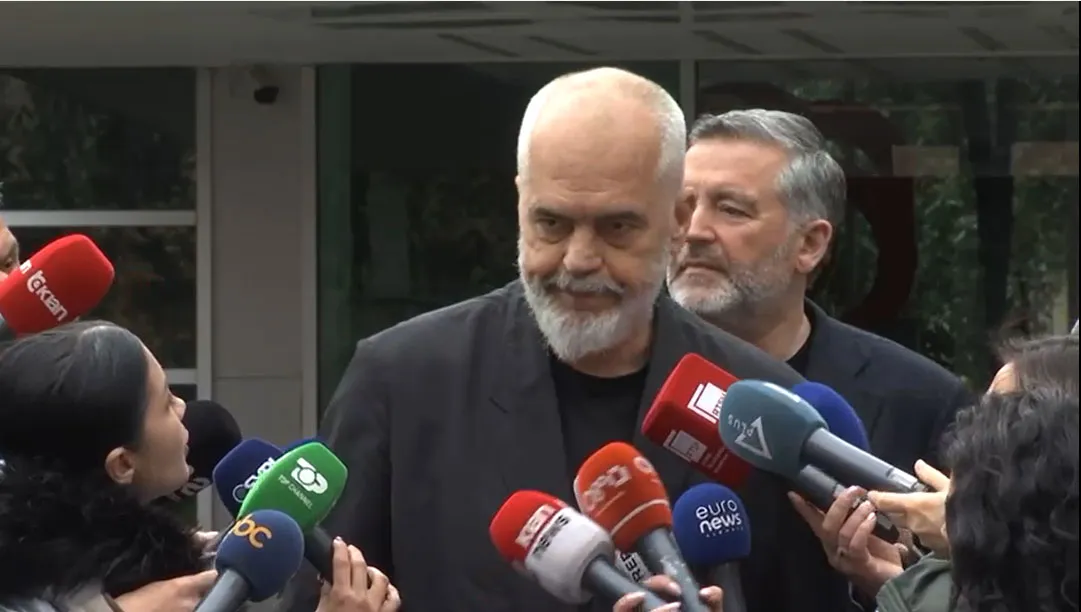 Plehrat kanë mbuluar Shqipërinë, Rama merret me gazetaren që ia plas të vërtetën në fytyrë