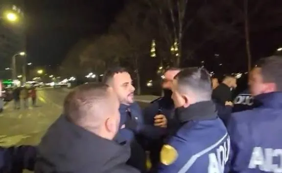 (VIDEO) “Plehra, mos i prekni çunat”/ Deputeti i PD-së përplaset me policinë, shoqërohen 3 protestues