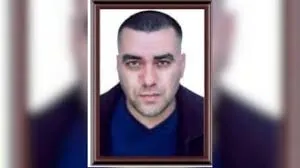Vdes në spital Denis Çumani, u qëllua me armë në derën e banesës