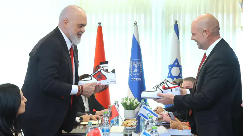 Iu dridhën gjunjët, kreu i Knesset i dhuron këpucë të personalizuara Edi Ramës