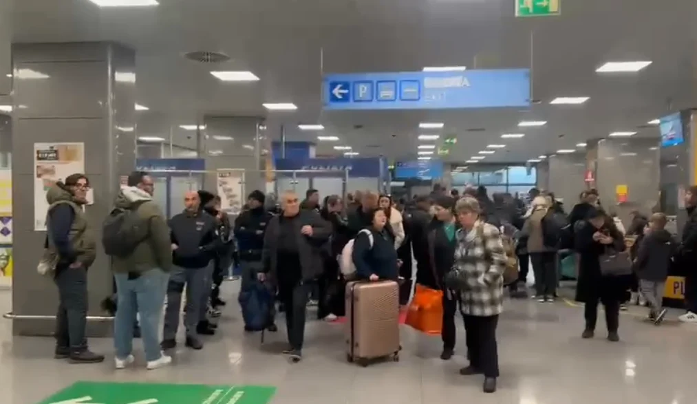 Kaos në Brindisi/ Qindra shqiptarë të bllokuar në aeroport për orë të tëra