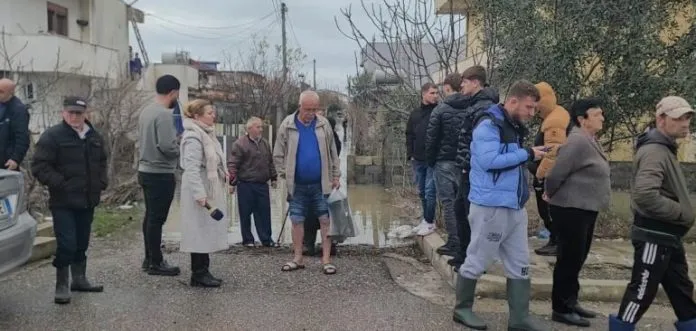 Përmbytjet në Durrës, banorët dalin në protestë: Jemi lënë në mëshirë të fatit